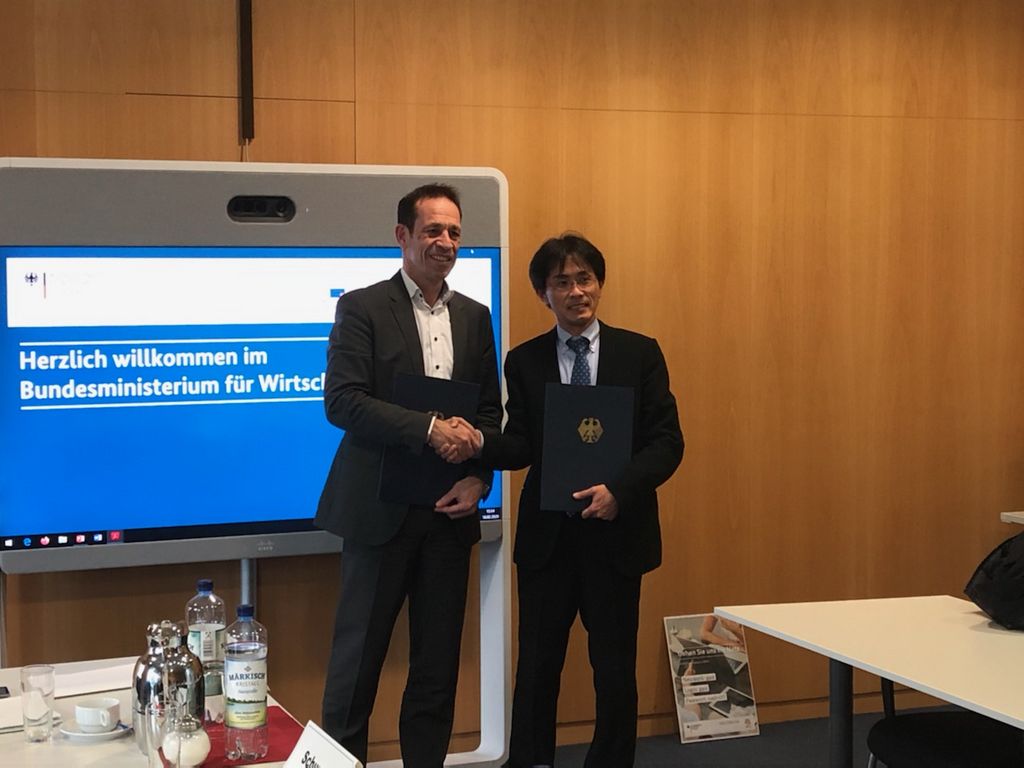 Tomohiro Kaneko, Deputy Commissioner for International Affairs Agency for Natural Resources and Energy (METI) and Thorsten Herdan, Director General Energy Policy (BMWi) after signing the Roadmap.